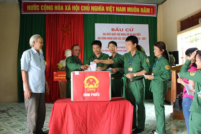 dong-dao-du-khach-ve-tham-10-nu-anh-hung-liet-si-tai-dong-loc