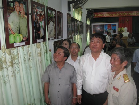 trien-lam-anh-dong-loc-me-va-que-huong